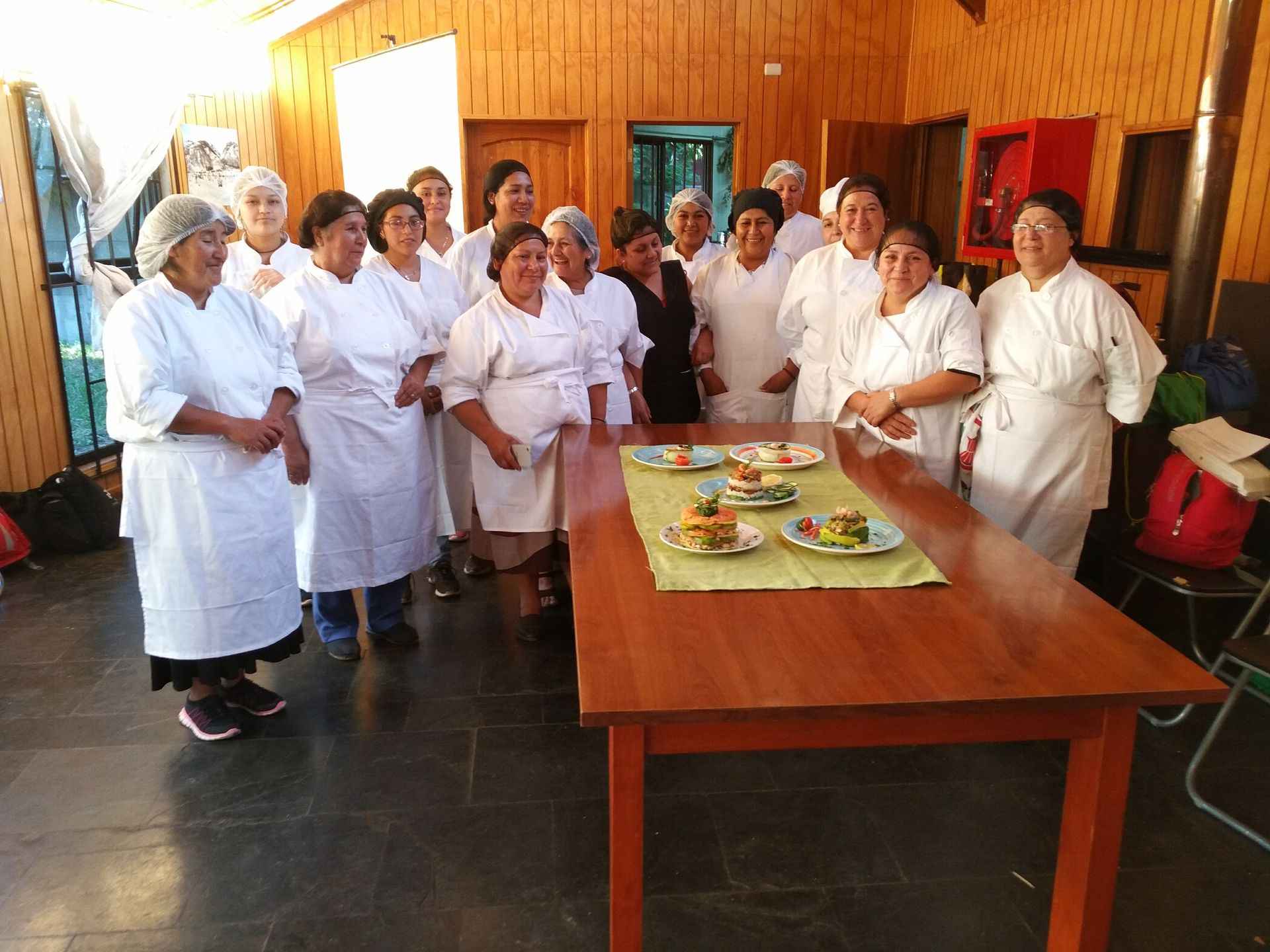 Curso de cocina: grupo con delantales y platos terminados