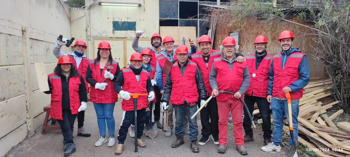 Grupo con cascos y chalecos de seguridad en un taller práctico