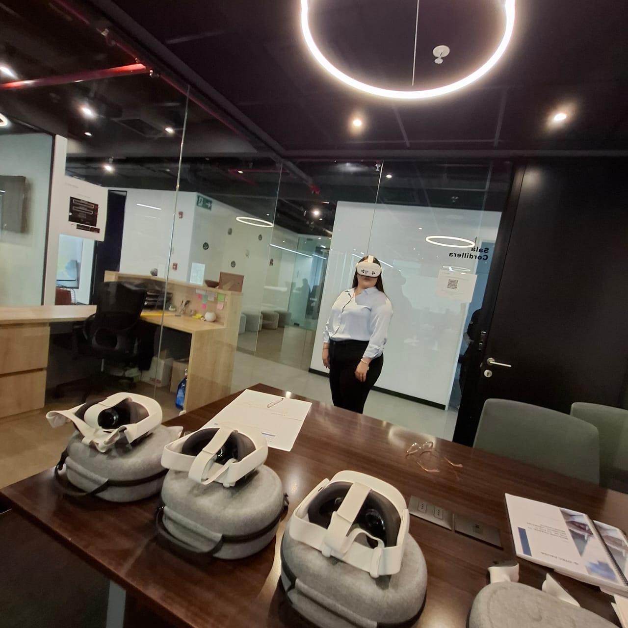 Capacitación con lentes de realidad virtual en sala